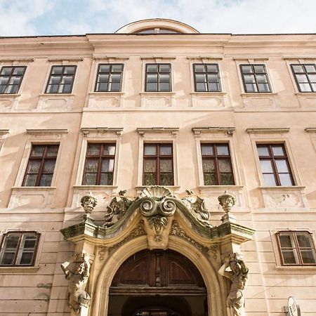 Petra Inn Apartments In Historical Palace Братислава Екстер'єр фото
